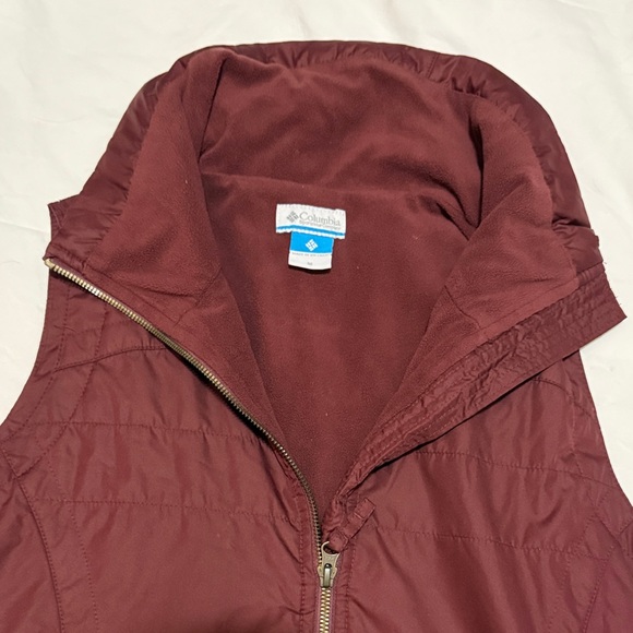 💚Columbia Women's lightweight burgundy red puffer Vest - Picture 2 of 5